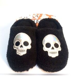 MUSH BY HANDCRAFT FUZZY BLACK SLIPPERS WITH SKULL DESIGN SIZE 2-3 NWT
